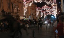 聖ジョージ祭りに因んだ路上競馬