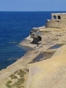 同じ半島にある砲台Qolla l-Bajda Battery。１９世紀から廃墟化していたらしいのですが、第二次世界大戦中に軍の監視塔として復活したそうです。