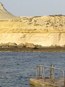 半島の西側にある湾、Xwejni Bay（シュエイニ湾）。