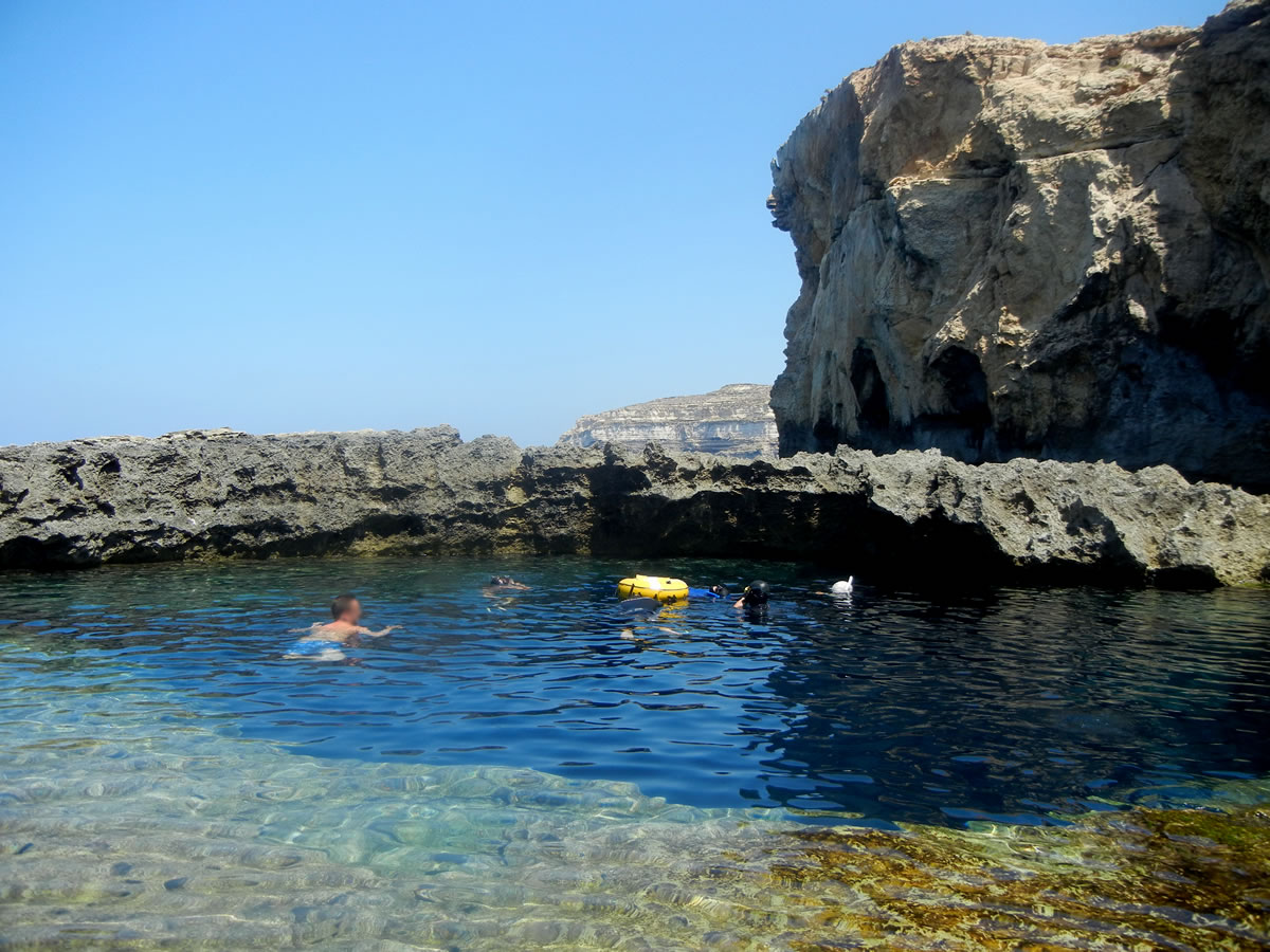 ドウェイラのブルーホールで泳いできた ジュンキーナのイタリア ゴゾ島生活