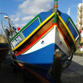 寝ぼけ面のマルタの伝統漁船「ルッツ」