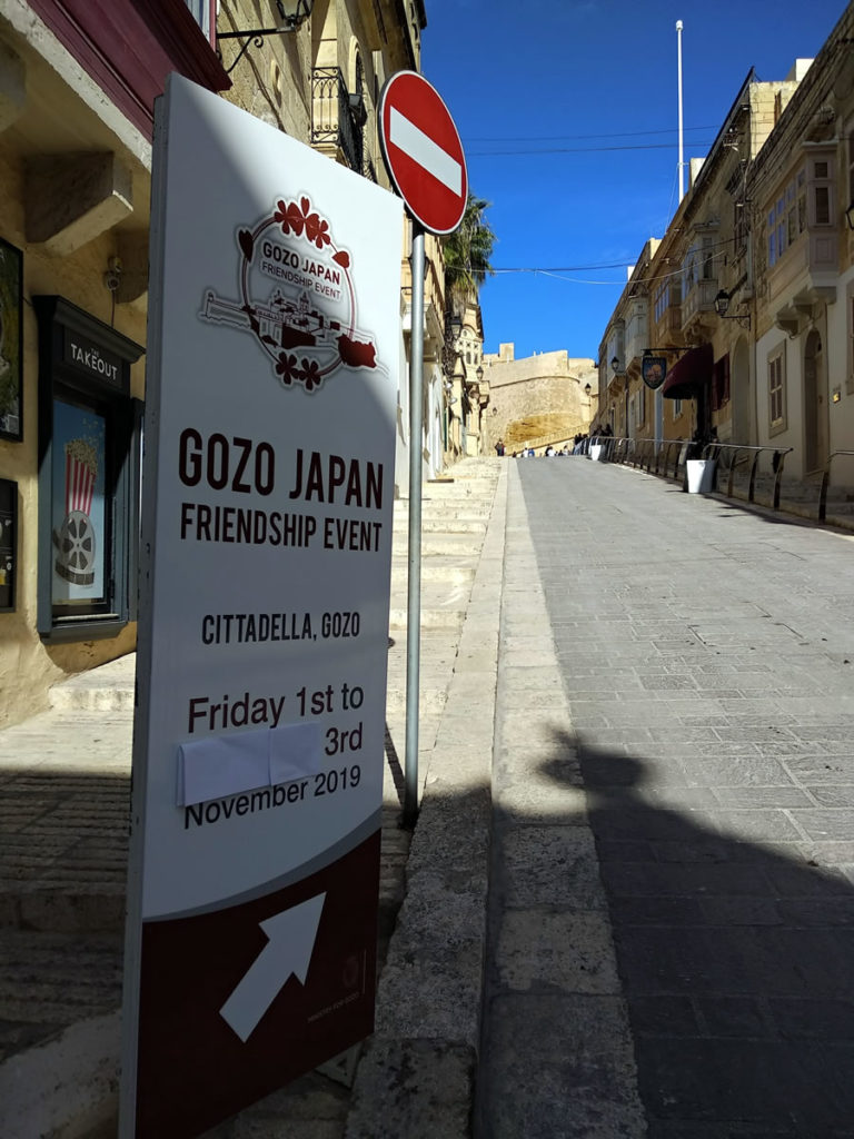チッタデッラの麓に立てられたイベントの看板